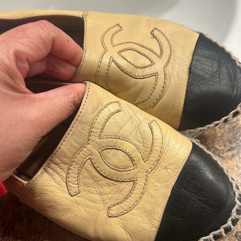 🎄 CHANEL black and tan espadrille!